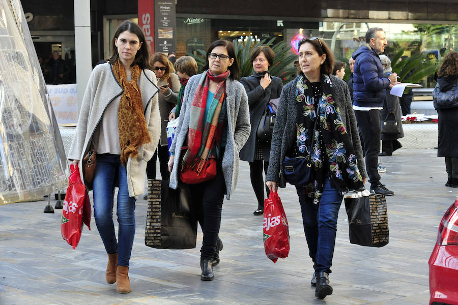 Las rebajas llenan las tiendas de Murcia