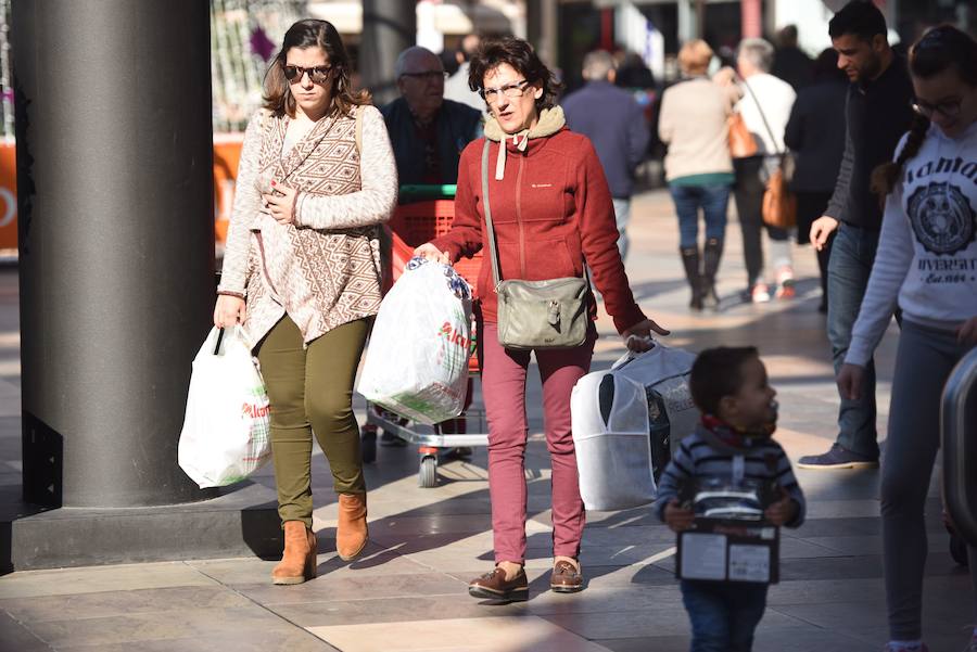Las rebajas llenan las tiendas de Murcia