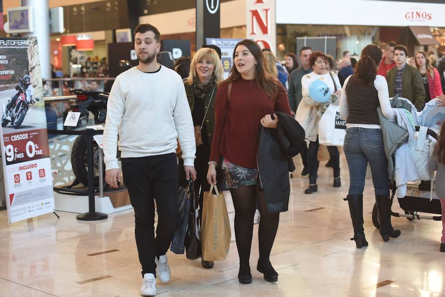 Las rebajas llenan las tiendas de Murcia