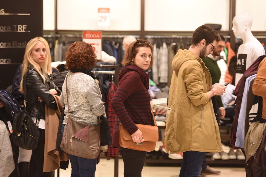 Las rebajas llenan las tiendas de Murcia