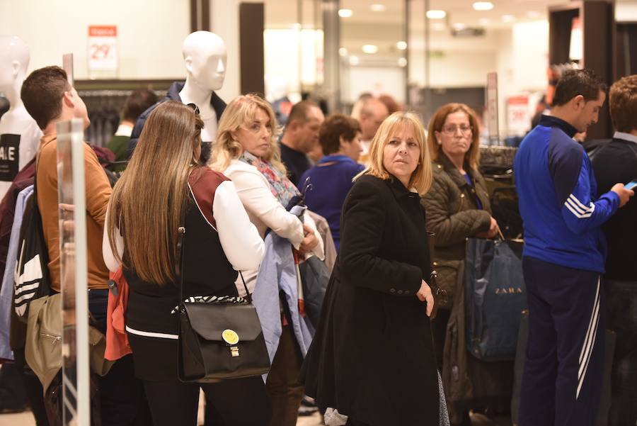 Las rebajas llenan las tiendas de Murcia