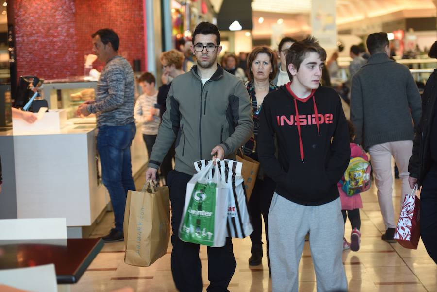 Las rebajas llenan las tiendas de Murcia