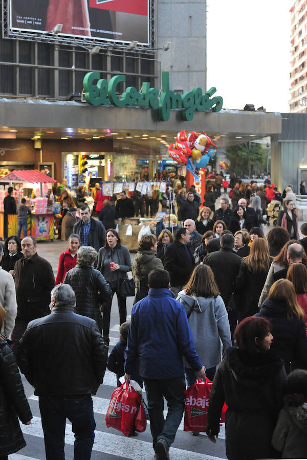 Las rebajas llenan las tiendas de Murcia