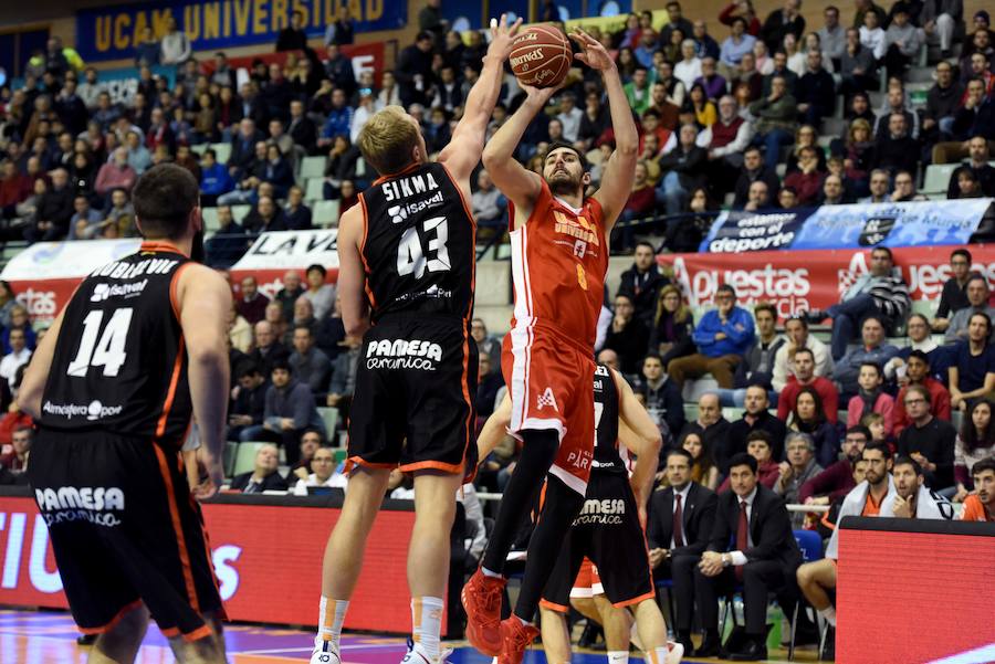 Imágenes del UCAM CB - Valencia Basket (75-78)