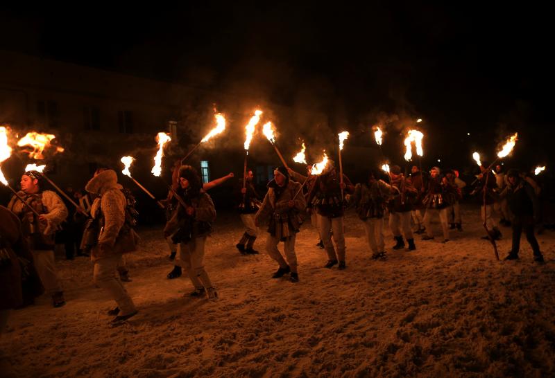 Fuego, máscaras y pieles animales por una buena salud y fertilidad