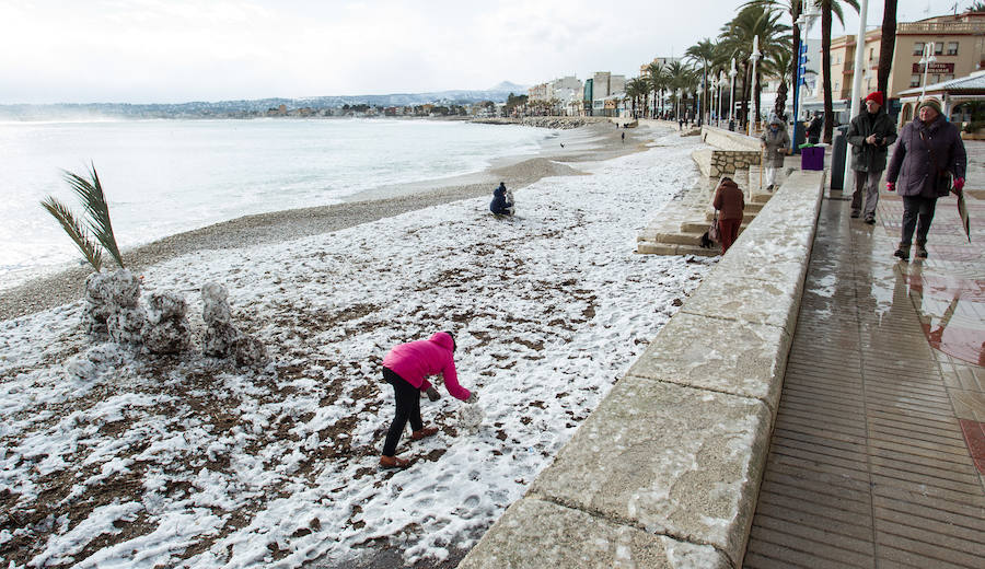 Nieve en las playas de la Marina