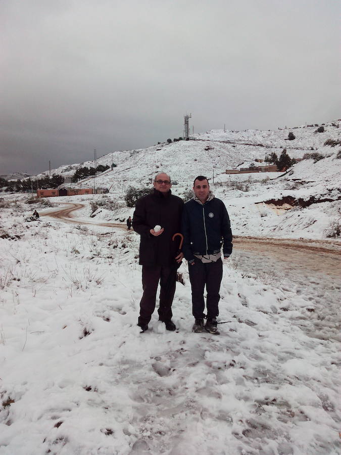 Dos murcianos disfrutan de la nieve en La Unión