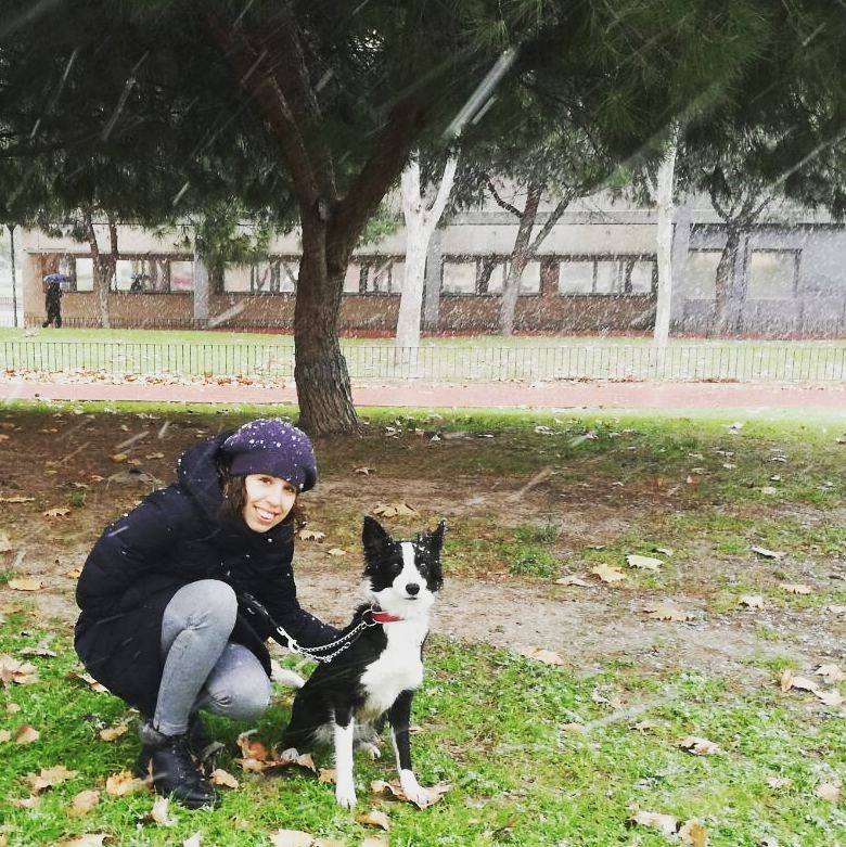 Inés junto a su perra Nora, bajo la nieve en La Flota.