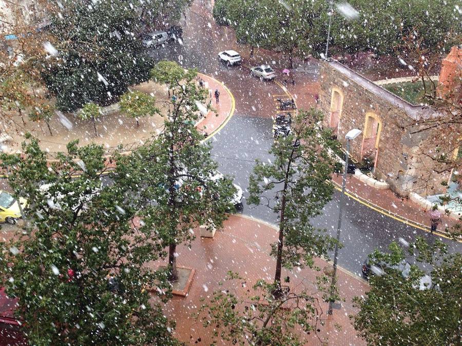 Copos de nieve en la plaza Juan XXIII de Cartagena.