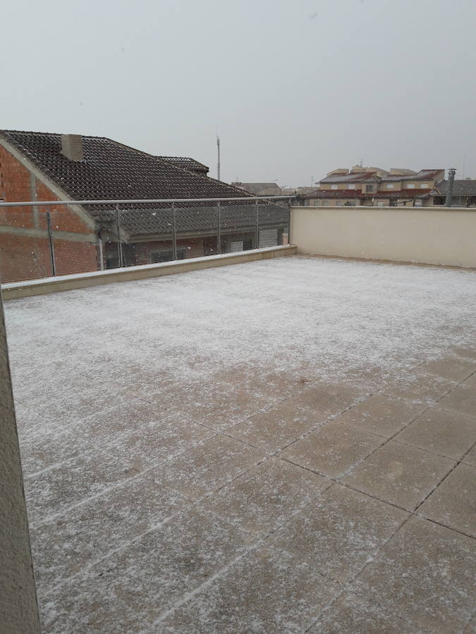 La terraza de un edificio de Balsicas con restos de nieve.