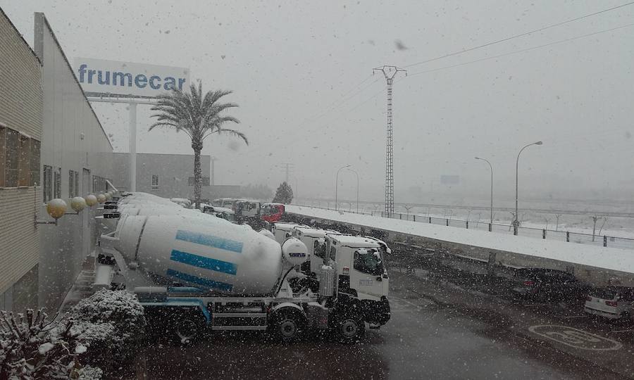 Una fábrica nevada en el Polígono Oeste de San Ginés.