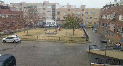 Copos de nieve en una calle de Puente Tocinos.