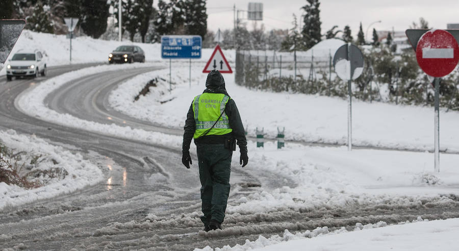 La nieve causa grandes retenciones en el interior de la provincia