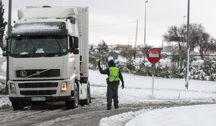 La nieve causa grandes retenciones en el interior de la provincia