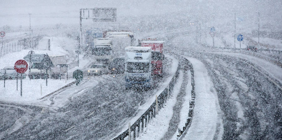 La nieve causa grandes retenciones en el interior de la provincia