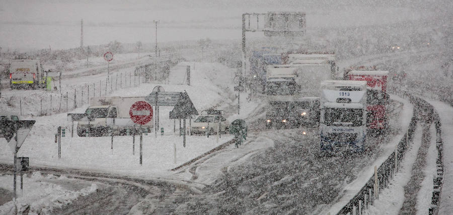 La nieve causa grandes retenciones en el interior de la provincia