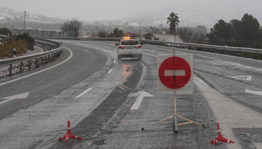 La nieve causa grandes retenciones en el interior de la provincia