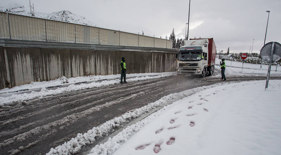 La nieve causa grandes retenciones en el interior de la provincia