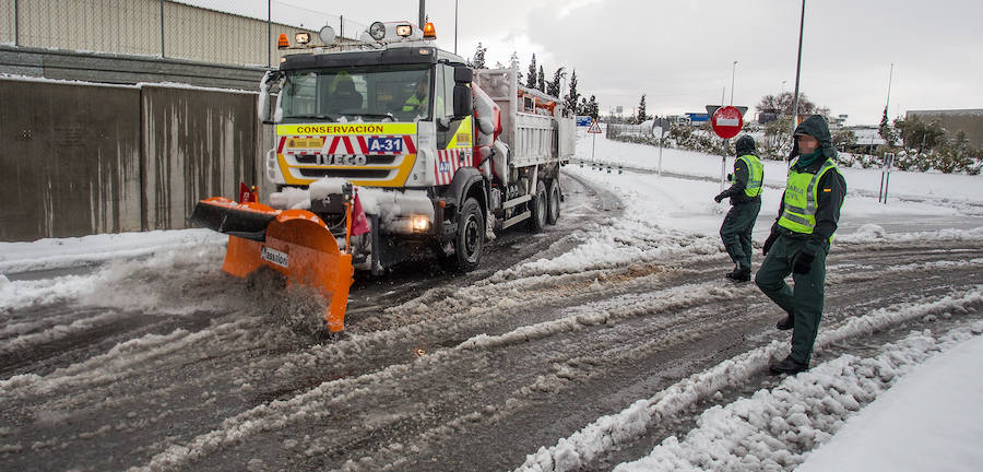 La nieve causa grandes retenciones en el interior de la provincia