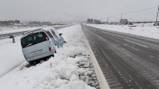 La nieve causa grandes retenciones en el interior de la provincia