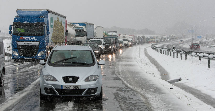 La nieve causa grandes retenciones en el interior de la provincia