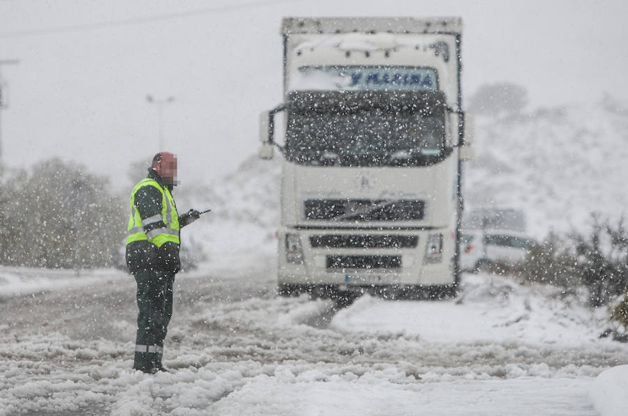 La nieve causa grandes retenciones en el interior de la provincia