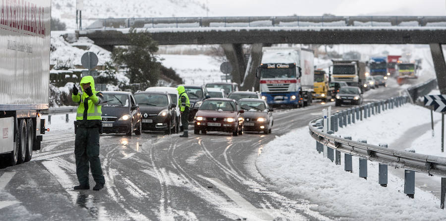 La nieve causa grandes retenciones en el interior de la provincia