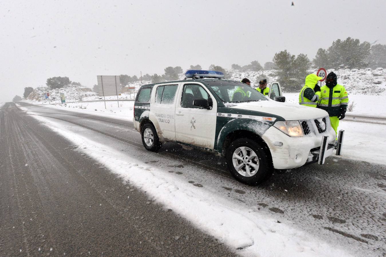 La nieve corta las carreteras en Lorca