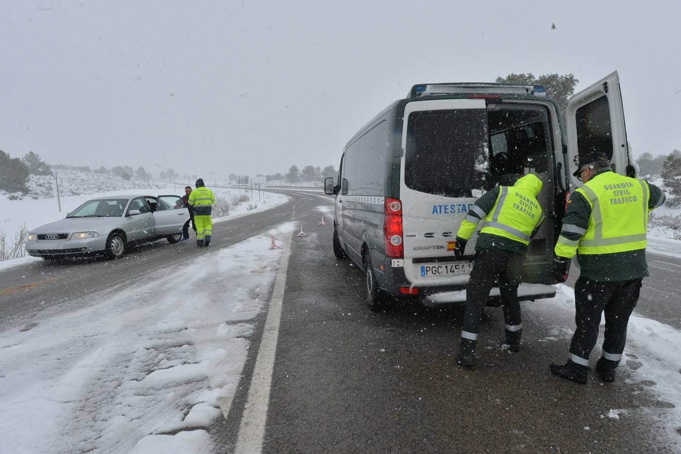 La nieve corta las carreteras en Lorca