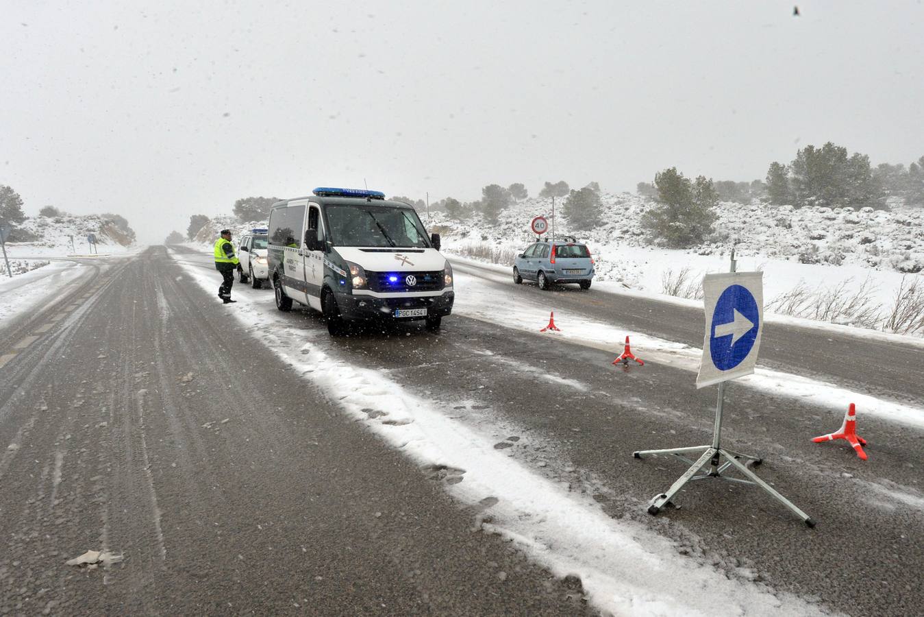 La nieve corta las carreteras en Lorca