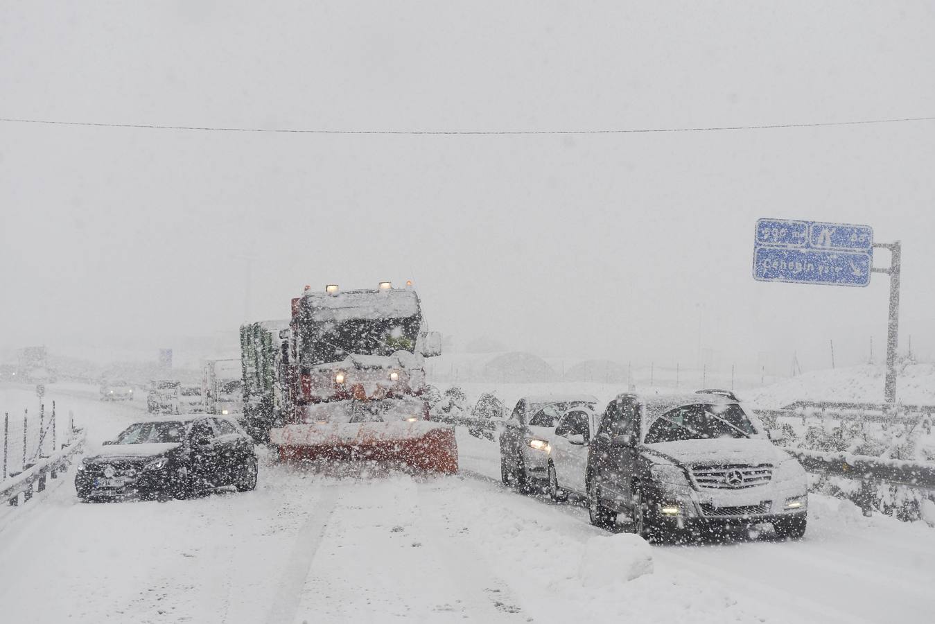 La nieve lleva el caos a las carreteras