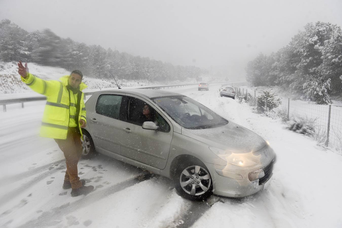 La nieve lleva el caos a las carreteras