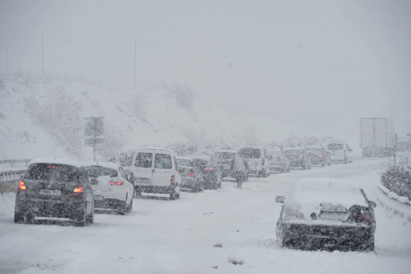 La nieve lleva el caos a las carreteras