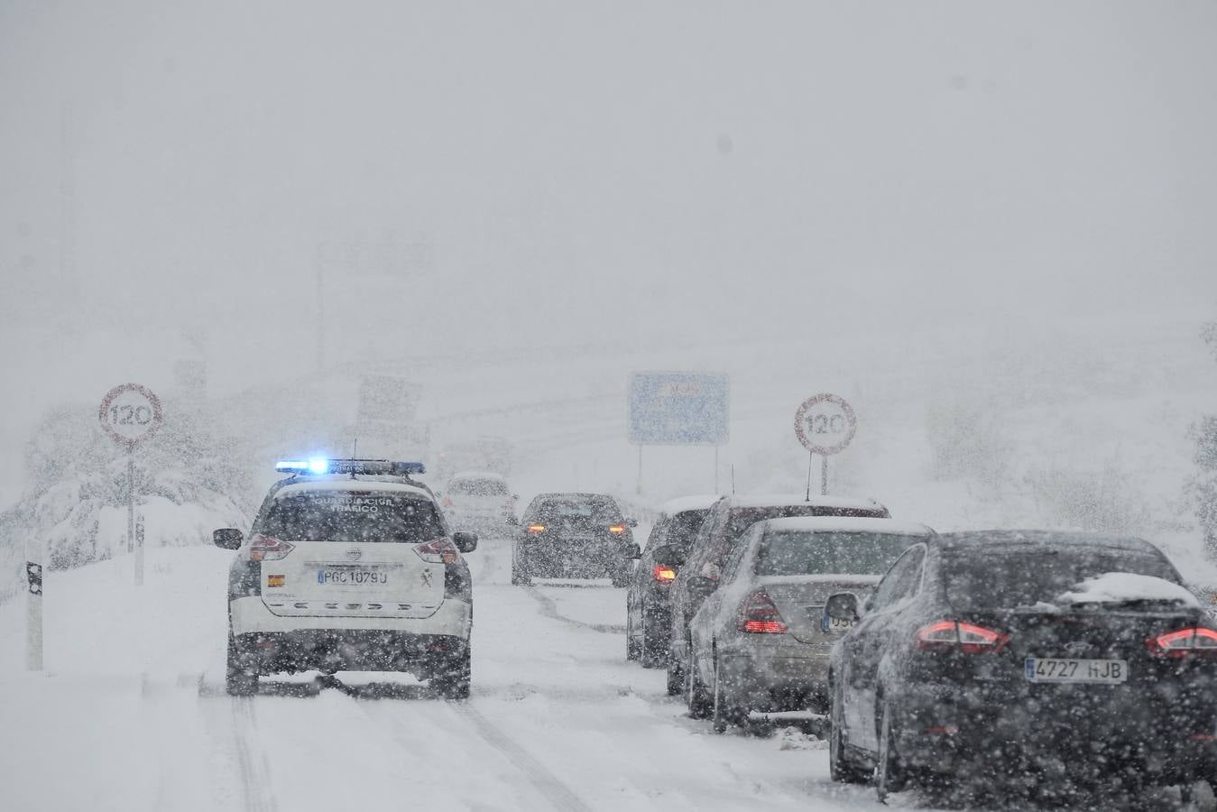 La nieve lleva el caos a las carreteras