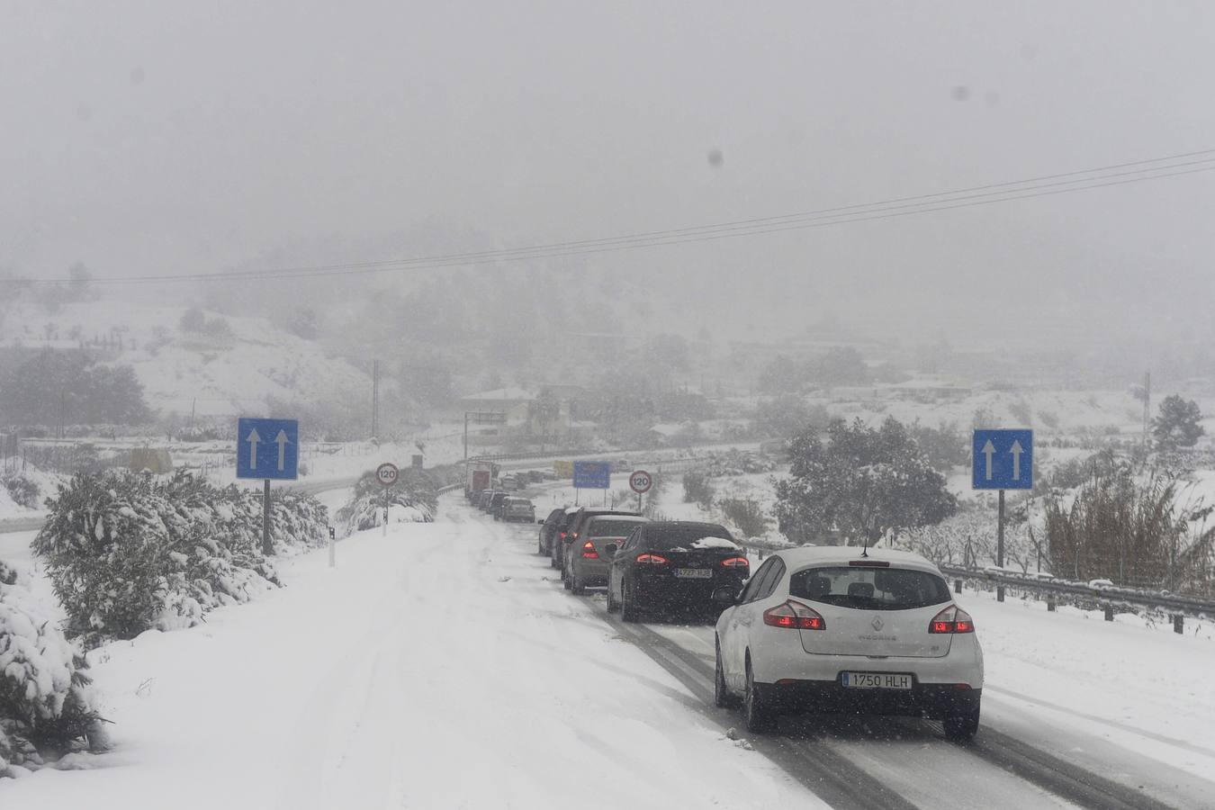 La nieve lleva el caos a las carreteras