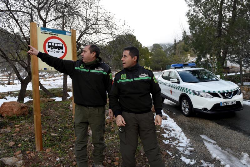 Dos agentes medioambientales velando por la seguridad en Sierra Espuña.