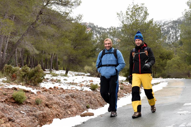 Dos hombres se pasean por Sierra Espuña.