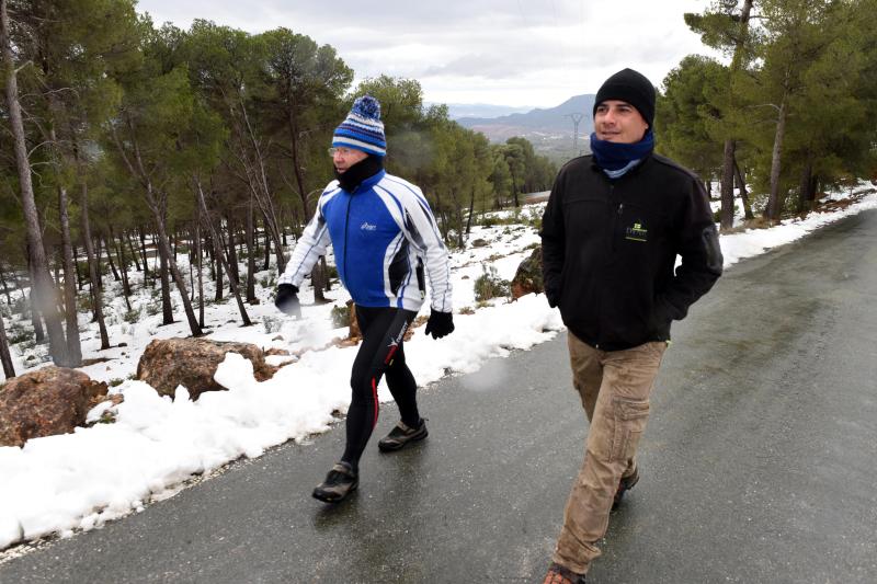 Dos hombres aprovechan el día para pasear por la blanca Sierra Espuña.