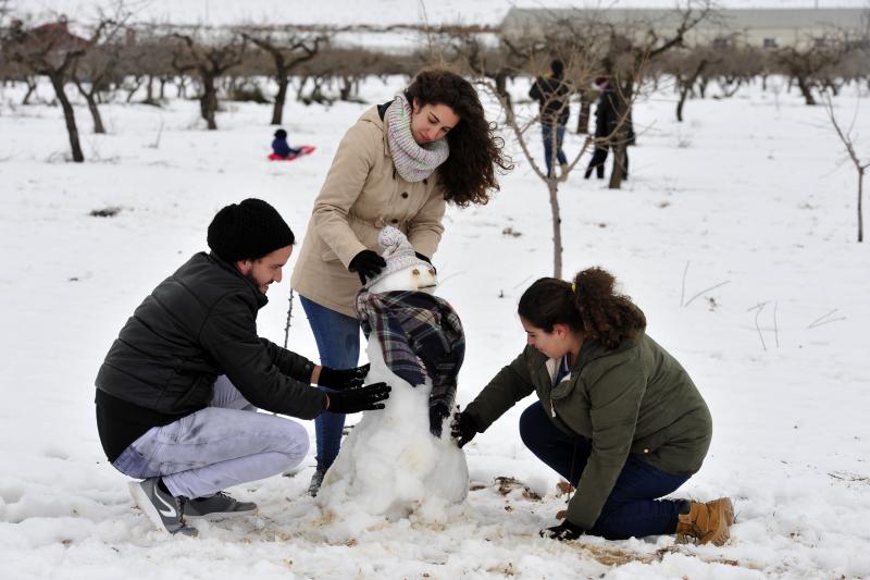 Un grupo de amigos hacen un muñeco de nieve en Bullas.