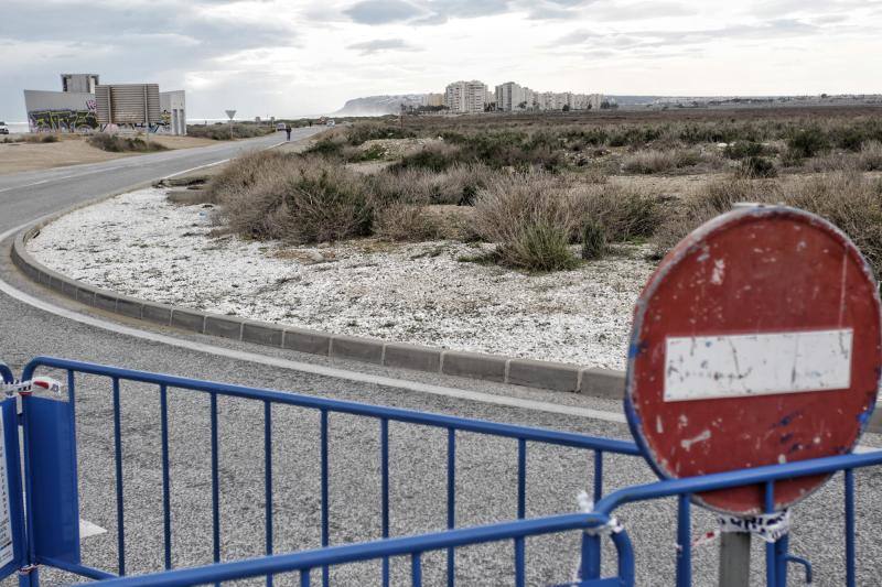 El temporal de viento y lluvia causa destrozos en playas, corta carreteras y desborda cauces