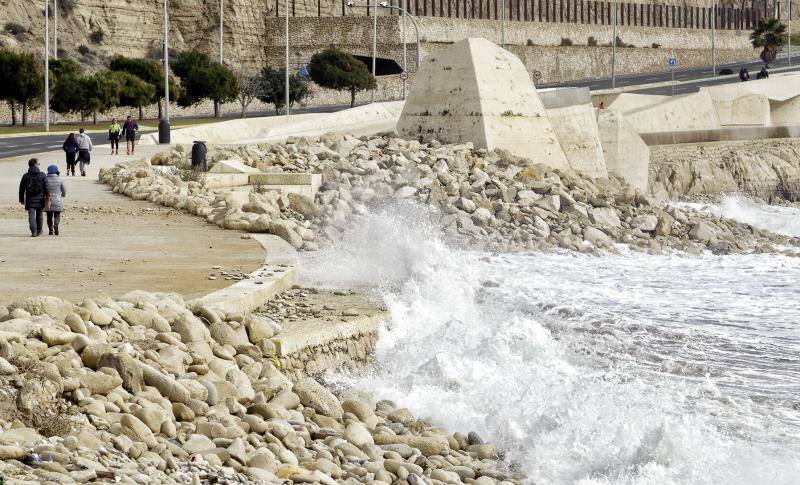 El temporal de viento y lluvia causa destrozos en playas, corta carreteras y desborda cauces