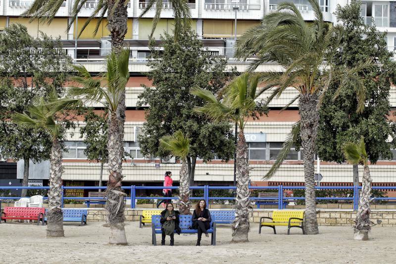 El temporal de viento y lluvia causa destrozos en playas, corta carreteras y desborda cauces