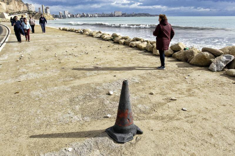 El temporal de viento y lluvia causa destrozos en playas, corta carreteras y desborda cauces