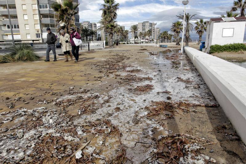 El temporal de viento y lluvia causa destrozos en playas, corta carreteras y desborda cauces