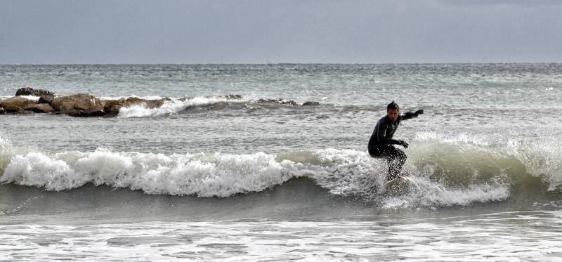 El temporal de viento y lluvia causa destrozos en playas, corta carreteras y desborda cauces