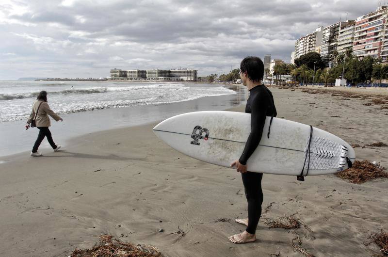 El temporal de viento y lluvia causa destrozos en playas, corta carreteras y desborda cauces