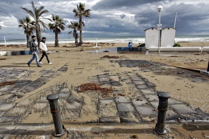 El temporal de viento y lluvia causa destrozos en playas, corta carreteras y desborda cauces