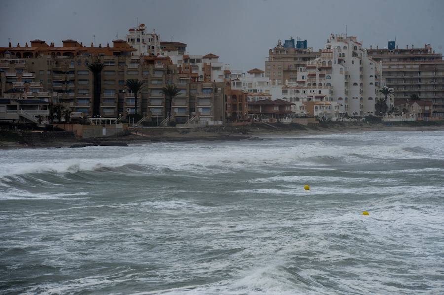 Fuertes vientos y olas de cuatro metros en la costa