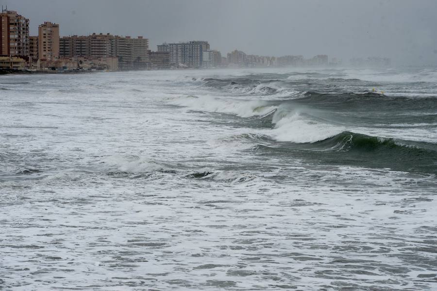 Fuertes vientos y olas de cuatro metros en la costa