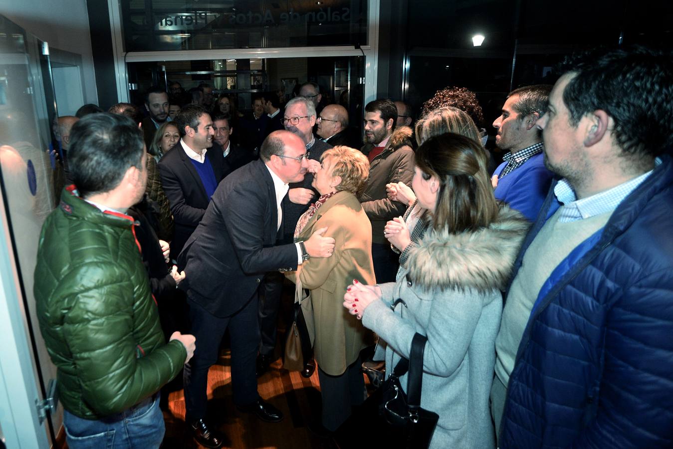 Sánchez y Valcárcel, protagonistas del encuentro con los compromisarios del PP